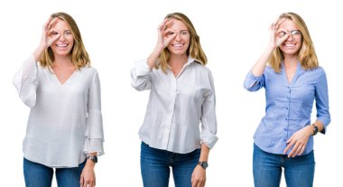 Beyaz izole arka plan üzerinde güzel sarışın iş kadının kolaj el gülümseyen ok jest yapıyor, göz mutlu yüz ile parmaklar görünümlü.