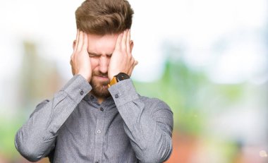 Genç yakışıklı iş casual adam çünkü umutsuz ve stresli baş ağrısı acı acı ve Migren. Ellerini kafasına.