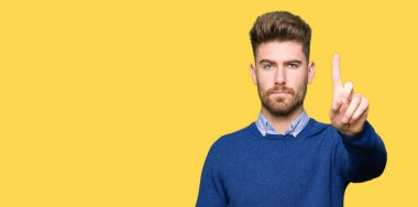 Genç yakışıklı bussines işaret parmağını ve kızgın ifade ile adam