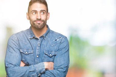 Yakışıklı delikanlı görünümlü yan ve dik dik bakma uzağa düşünce gülümseyen izole arka plan üzerinde.