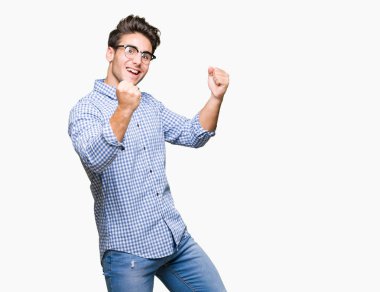 Gülümseyen ve başarı için çığlık izole arka plan çok mutlu ve heyecanlı kaldırdı, silah ile kazanan jest yapıyor üzerinde gözlük takan yakışıklı delikanlı. Kutlama kavramı.