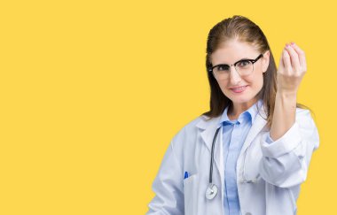 Orta yaş olgun doktor kadın giyiyor tıbbi kat izole arka yapıyor İtalyan üzerinde el ve parmak emin ifadeyle jest