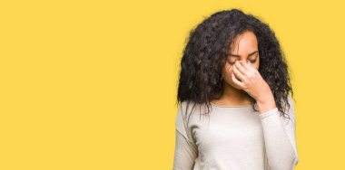 Kıvırcık saçlı rahat kazak giyen genç güzel kız sürtünme burun ve göz yorgunluğu ve baş ağrısı duygu yorgun. Stres ve hayal kırıklığı kavramı.