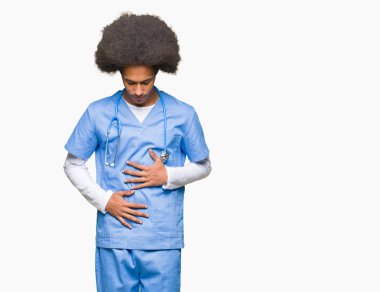 Genç Afrikalı-Amerikalı doktor elle mide afro saçlı adam çünkü hazımsızlık, ağrılı hastalık hasta hissediyor. Ağrısı kavramı.