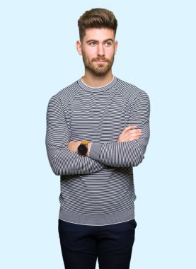 Genç yakışıklı adam giyen çizgili süveter gülümseyen görünümlü yan ve dik dik bakma uzağa düşünce.