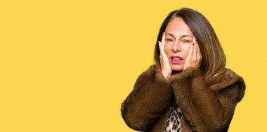 Yüz, depresyon ve üzüntü, kapsayan bıktınız eller vizon kürk giyen güzel orta yaş zarif kadın üzgün ve sorun için tahriş