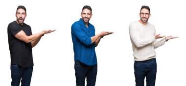 Beyaz izole arka plan üzerinde yakışıklı adam kolaj el ve açık palmiye ile yan Işaret, reklam gülümseyen mutlu ve emin sunan