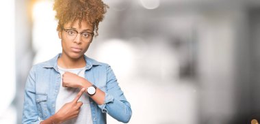 Güzel genç Afro-Amerikan kadın acele işaretleme izlemek için zaman, sabırsızlık, üzgün ve kızgın son tarih gecikme için izole arka plan üzerinde gözlük