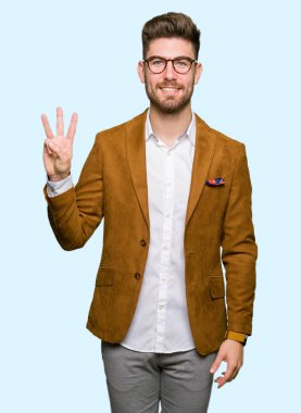 Gösterilen ve parmak üçüncü ile gülümseyen ise kendinden emin ve mutlu yukarıyı gözlüklü genç yakışıklı iş adamı.