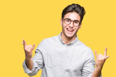Deli ifade rock simge elle yapıyor ile bağırarak izole arka plan üzerinde gözlük takan yakışıklı delikanlı. Müzik yıldızı. Ağır kavramı.