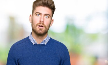 Şüpheci ve alaycı, görünen genç yakışıklı bussines adam şok karşısında açık ağız ile şaşırttı