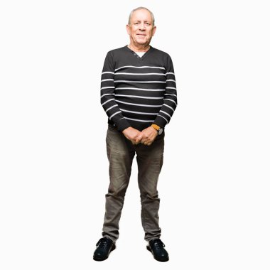 Yüzünde ciddi ifade ile kış çizgili süveter giymiş yakışıklı komuta sizde. Basit ve doğal kameraya bakıyor.