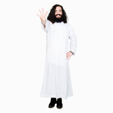 İsa Mesih kostüm gösterme ve işaret parmakları ile yukarı giyen adam kendinden emin ve mutlu gülümseyerek süre dört numara.