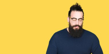 Uzun saç ve sakal el ile mide üzerinde çünkü gözlüklü genç hipster adamla hazımsızlık, ağrılı hastalık hasta hissediyor. Ağrısı kavramı.