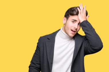 Zarif delikanlı sürpriz giyen kış ceket izole arka plan üzerinde hata için kafasına el ile hata hatırlıyorum. Unuttum, kötü bellek kavramı.