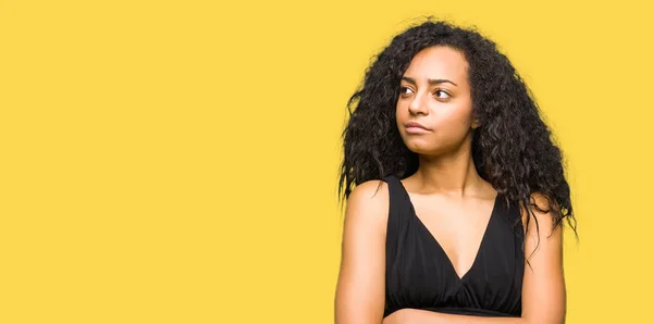 Joven Hermosa Chica Con Pelo Rizado Usando Falda Moda Sonriendo — Foto de Stock