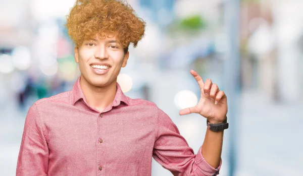 Jonge Knappe Zakenman Met Afro Haar Glimlachend Vertrouwen Gebaren Met — Stockfoto