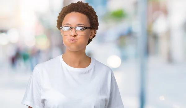 Linda Jovem Afro Americana Usando Óculos Sobre Fundo Isolado Soprando — Fotografia de Stock