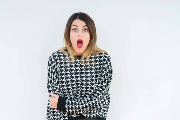 Jonge Vrouw Dragen Casual Trui Geïsoleerde Achtergrond Bang Geschokt Met — Stockfoto