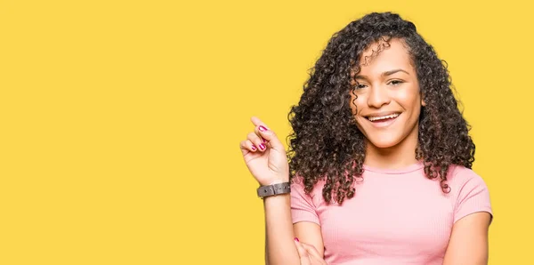 Giovane Bella Donna Con Capelli Ricci Indossa Una Shirt Rosa — Foto Stock