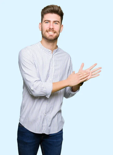 Jonge Knappe Man Clapping Applaudiserend Gelukkige Vrolijke Lachende Trots Samen — Stockfoto