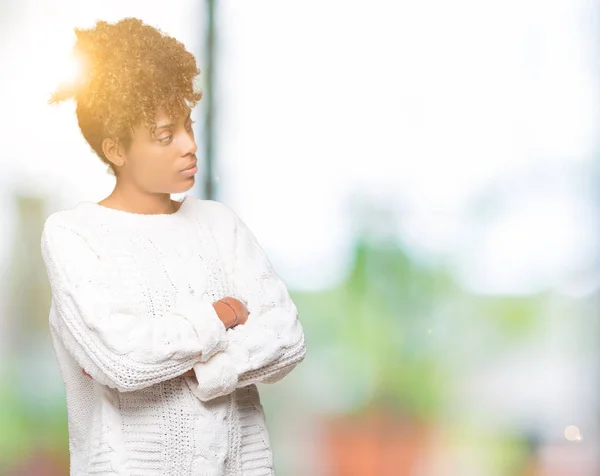 Wanita Muda African Amerika Yang Cantik Mengenakan Sweater Musim Dingin — Stok Foto