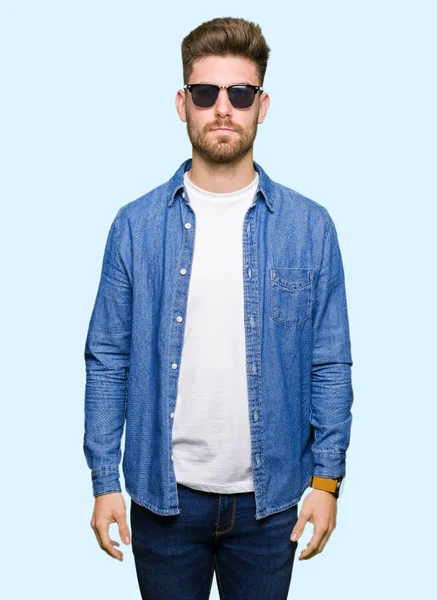 Jeune Homme Élégant Beau Portant Une Veste Denim Avec Une — Photo