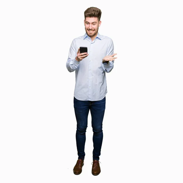 Junger Gutaussehender Mann Mit Smartphone Sehr Glücklich Und Aufgeregt Siegerausdruck — Stockfoto