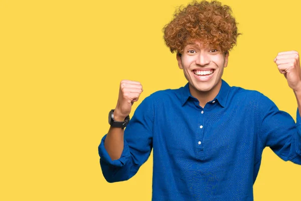 Joven Hombre Guapo Elegante Con Pelo Afro Muy Feliz Emocionado —  Fotos de Stock