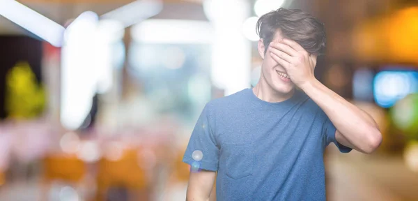 Joven Hombre Guapo Con Camiseta Azul Sobre Fondo Aislado Sonriendo —  Fotos de Stock