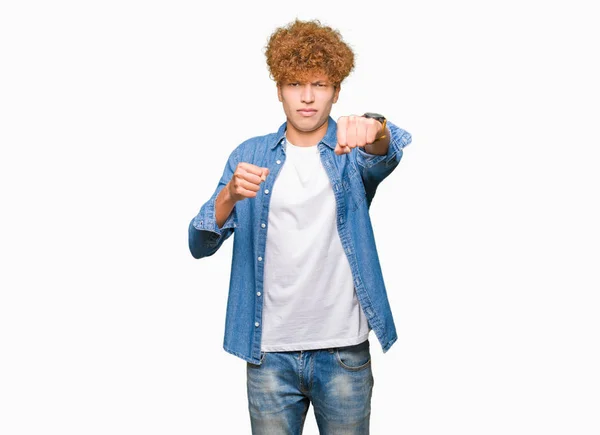 Ung Vacker Man Med Afro Hår Bära Denim Jacka Stansning — Stockfoto