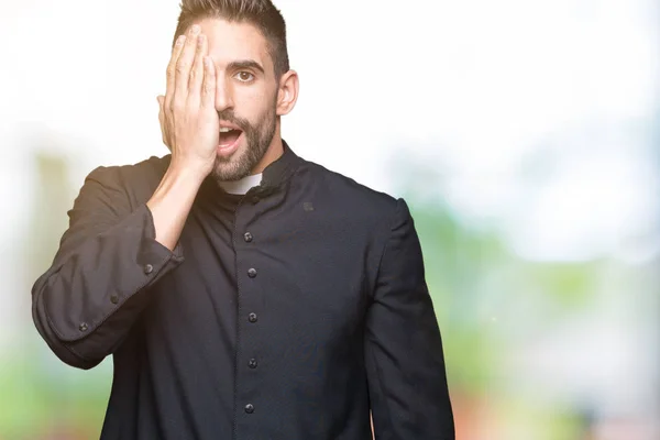 Joven Sacerdote Cristiano Sobre Fondo Aislado Cubriendo Ojo Con Mano — Foto de Stock