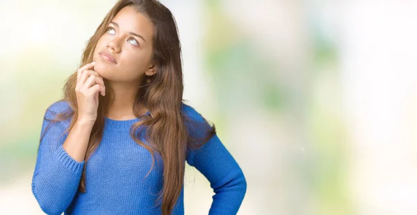 Mujer Morena Hermosa Joven Con Suéter Azul Sobre Fondo Aislado — Foto de Stock