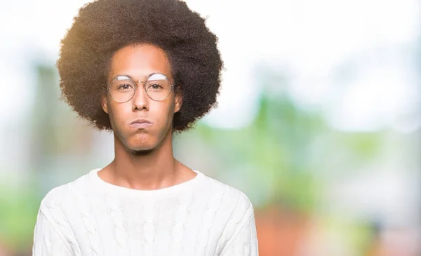 Mladý Americký Muž Afro Vlasy Nosí Brýle Nafoukla Tváře Legrační — Stock fotografie