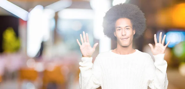 아프리카계 미국인 Afro 스웨터 가리키는 손가락 자신감과 — 스톡 사진