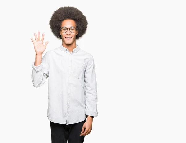 非洲青年美国男子戴着非洲头发戴眼镜 一边微笑着自信和快乐 一边用手指指着五号 — 图库照片