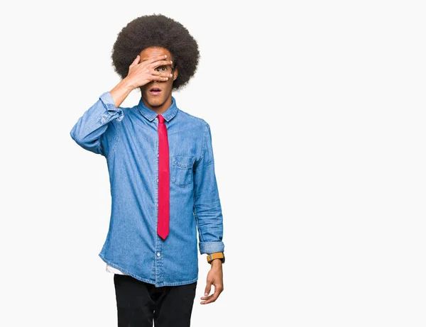 Fiatal Afro Amerikai Üzletember Afro Haj Szemüveges Piros Nyakkendőt Less — Stock Fotó