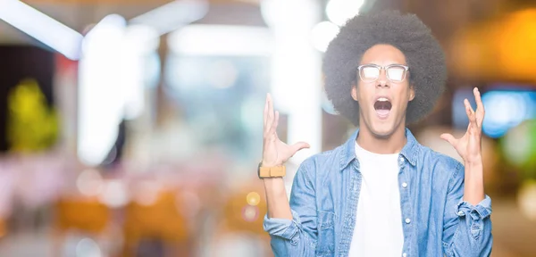 Giovane Uomo Afro Americano Con Capelli Afro Indossa Occhiali Pazzo — Foto Stock