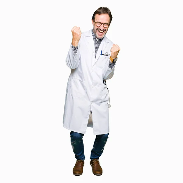 Középkorú Orvos Férfiak Viselő Orvosi Kabát Nagyon Boldog Izgatott Során — Stock Fotó