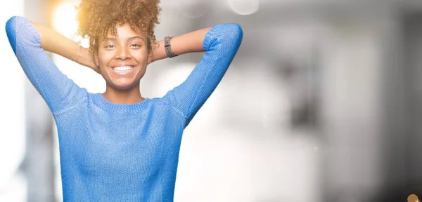 Hermosa Joven Afroamericana Mujer Sobre Fondo Aislado Relajante Estiramiento Con — Foto de Stock