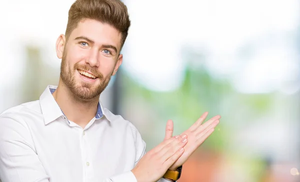 Mladý Pohledný Obchodní Muž Clapping Tleskají Šťastné Radostné Usmíval Hrdě — Stock fotografie