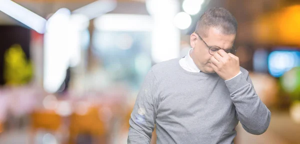 Arabische Männer Mittleren Alters Die Eine Brille Über Isoliertem Hintergrund — Stockfoto