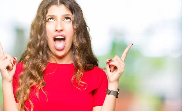 Joven Hermosa Mujer Con Camiseta Casual Asombrada Sorprendida Mirando Hacia —  Fotos de Stock