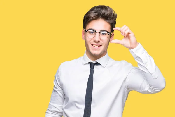 Joven Hombre Negocios Con Gafas Sobre Fondo Aislado Sonriente Seguro —  Fotos de Stock