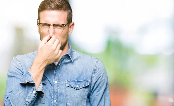 Schöner Mann Mit Brille Der Etwas Stinkendes Und Ekelhaften Unerträglichen — Stockfoto