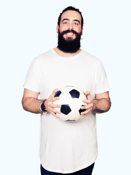 Ung Man Med Långt Hår Och Bär Håller Fotboll Fotboll — Stockfoto