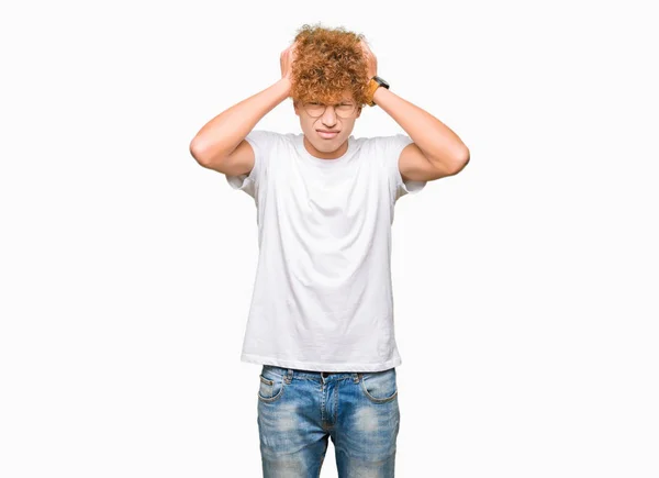 Homem Bonito Jovem Com Cabelo Afro Usando Óculos Que Sofrem — Fotografia de Stock