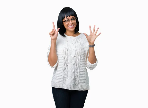 Красивая Молодая Африканская Американка Очках Изолированном Фоне Показывает Показывает Пальцами — стоковое фото