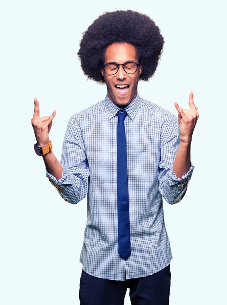 Fiatal Afro Amerikai Üzletember Afro Haj Szemüveg Őrült Kifejezés Csinál — Stock Fotó