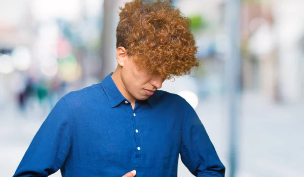 Homem Elegante Bonito Novo Com Cabelo Afro Com Mão Estômago — Fotografia de Stock